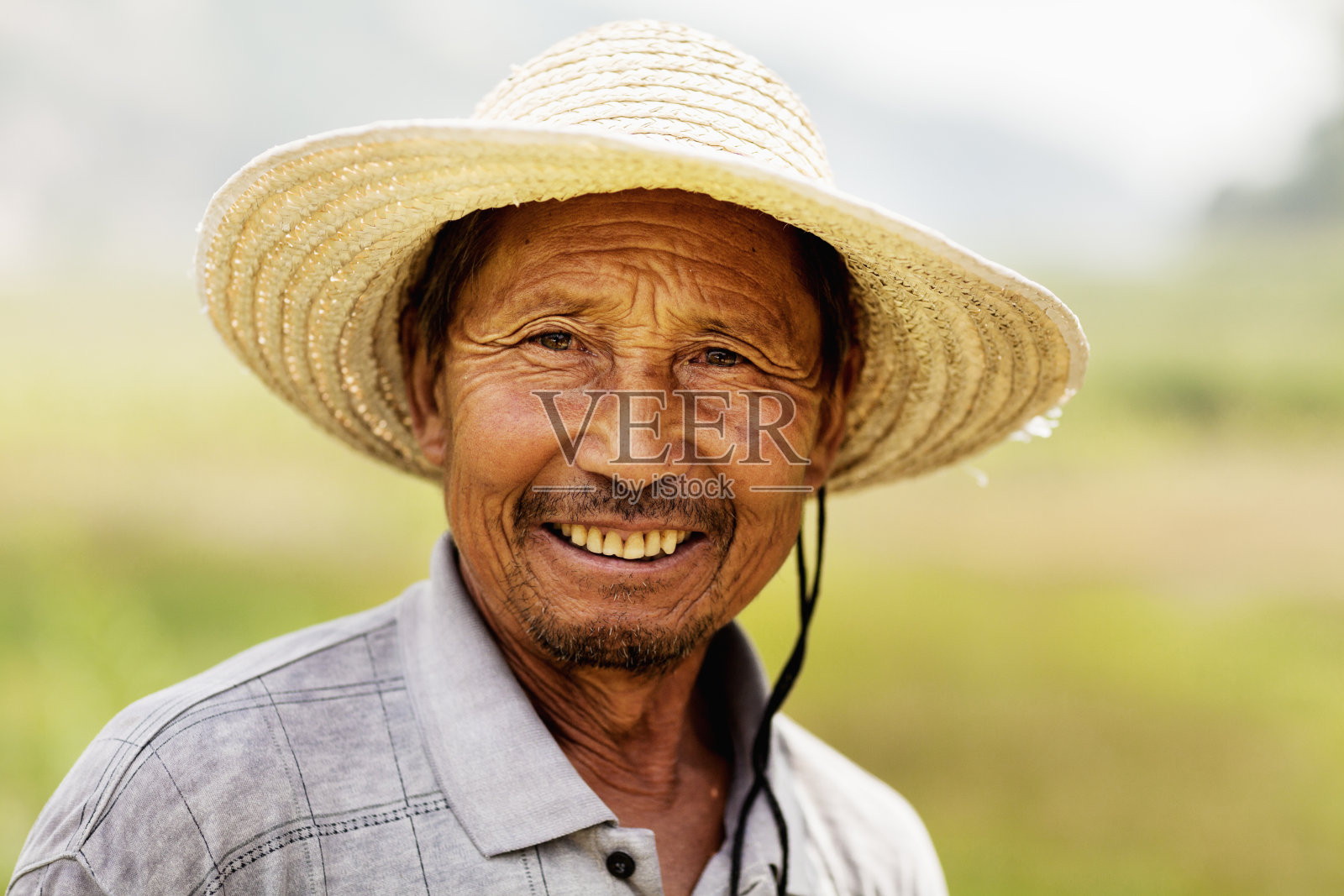 微笑的农民肖像，中国农村，山西省照片摄影图片