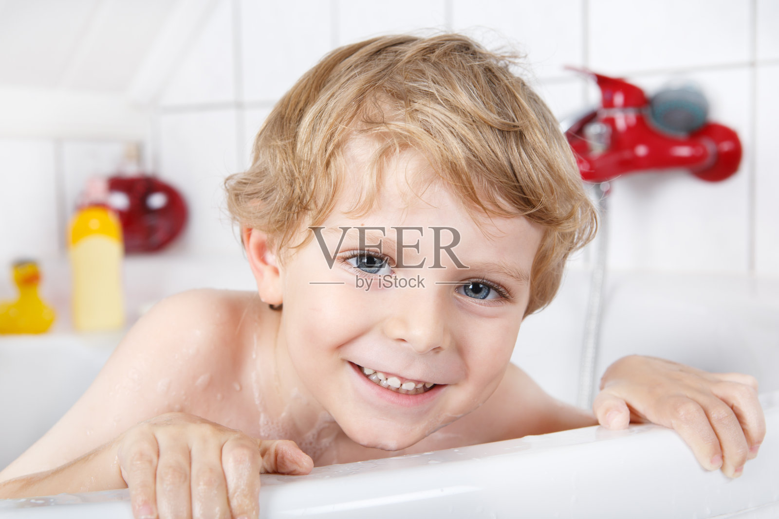 洗澡的男人在浴缸里洗澡插画图片素材_ID:373381171-Veer图库