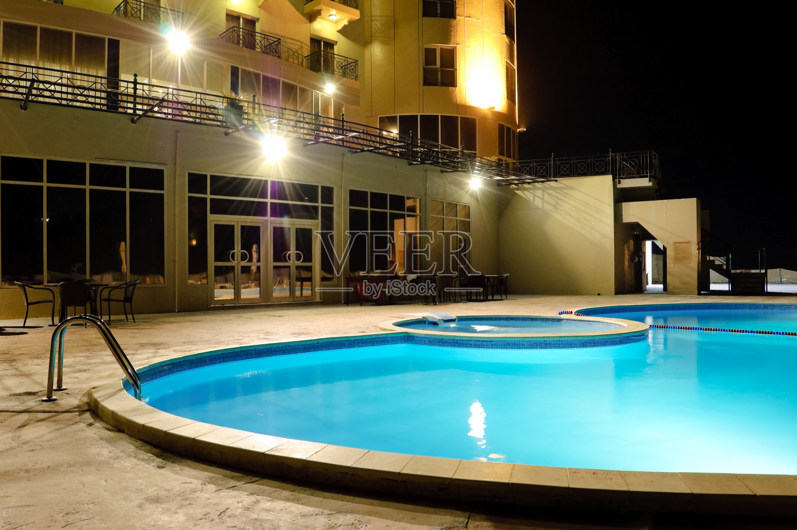 水疗游泳池在夜间照明，阿联酋照片摄影图片