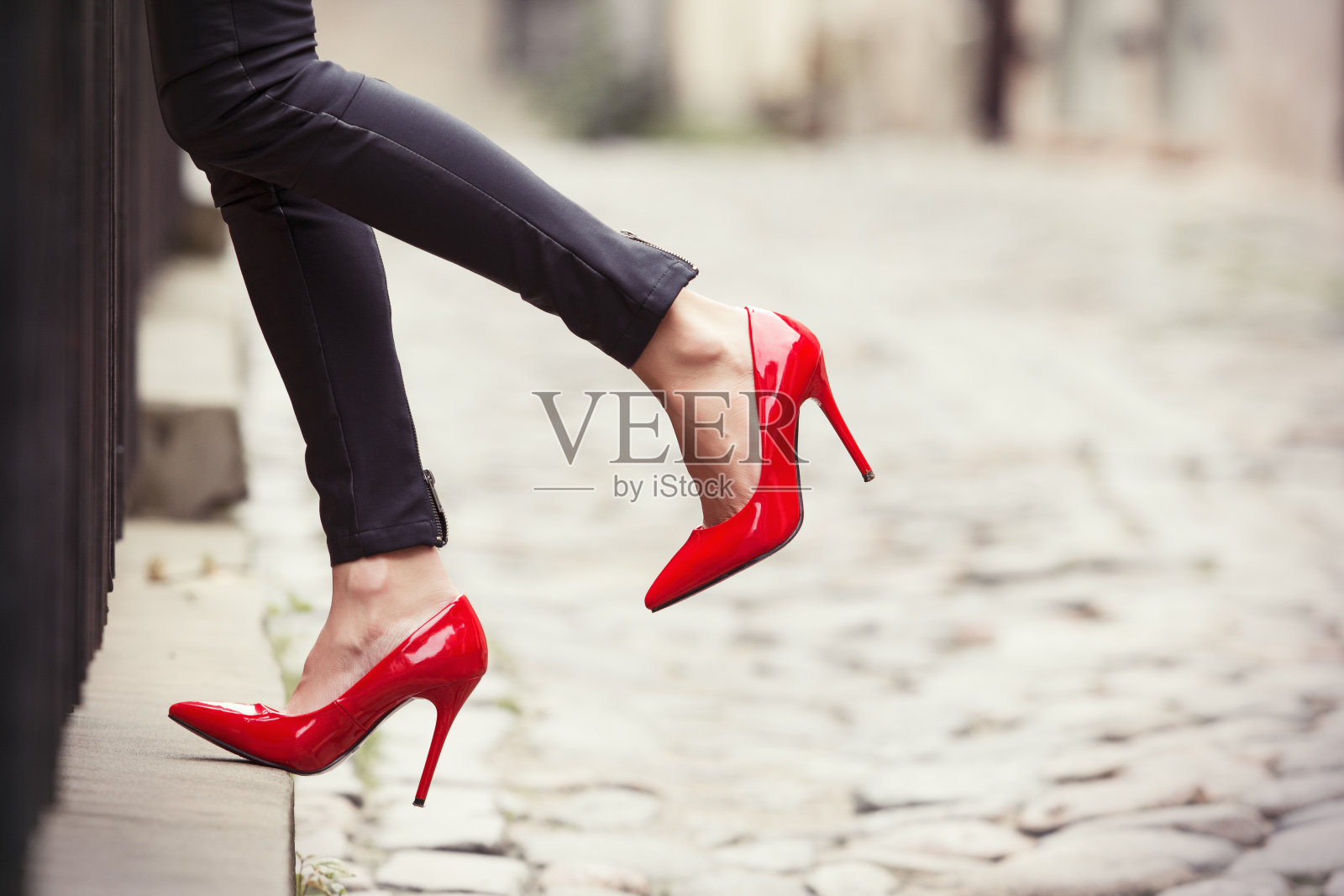 穿着黑色皮裤和红色高跟鞋的女人照片摄影图片
