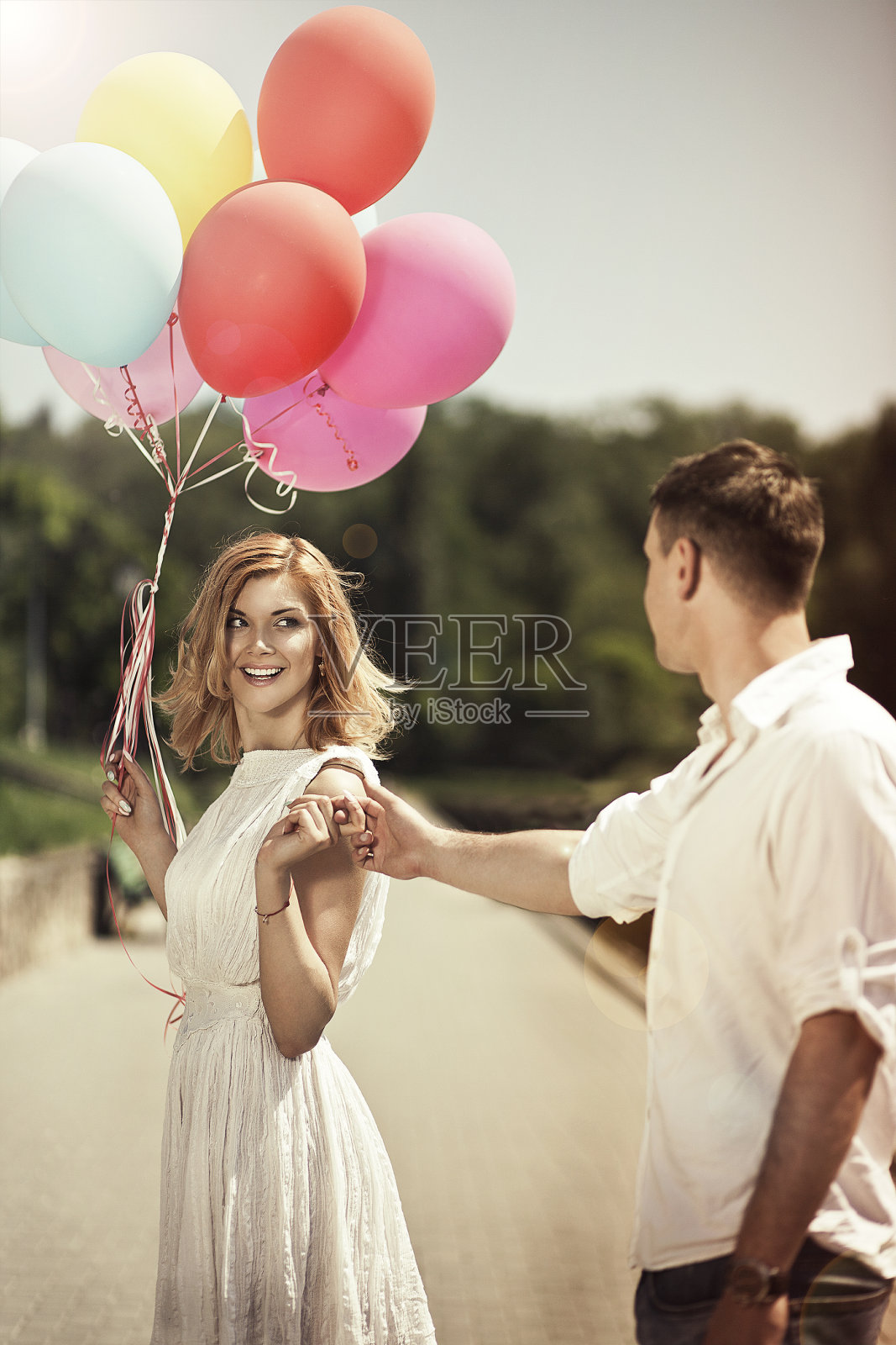 爱与婚礼的概念。年轻迷人的幸福夫妇与col照片摄影图片