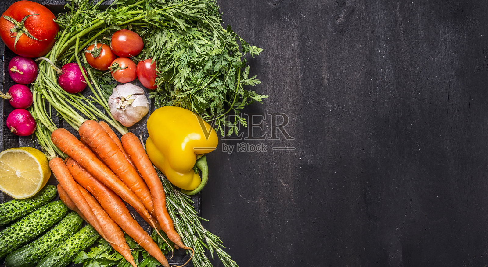 五颜六色的各种有机农用蔬菜顶视图边框，放置文字照片摄影图片