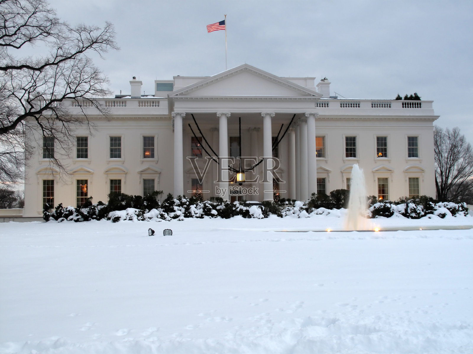 寒冷的十二月，白宫的雪照片摄影图片