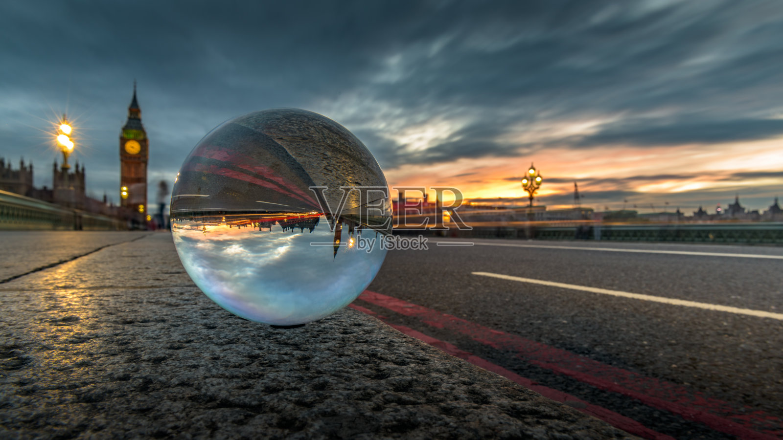 大本钟和威斯敏斯特桥，用水晶球看照片摄影图片