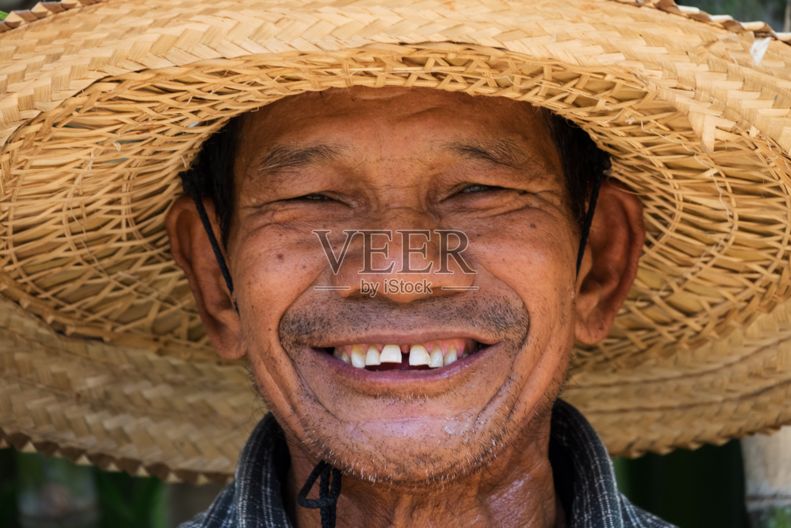 微笑的亚洲成年男子照片摄影图片