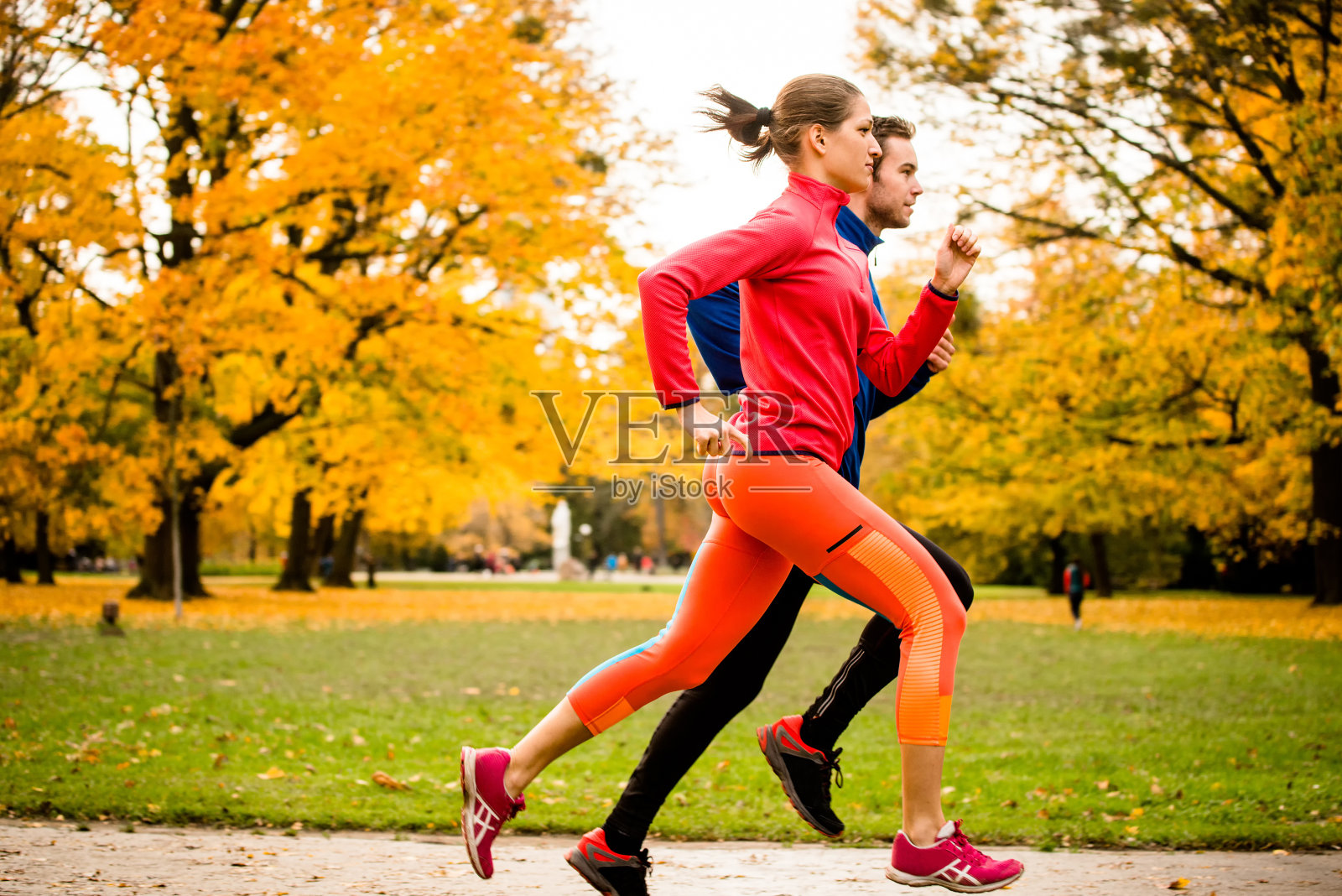 情侣在秋天的大自然中慢跑照片摄影图片