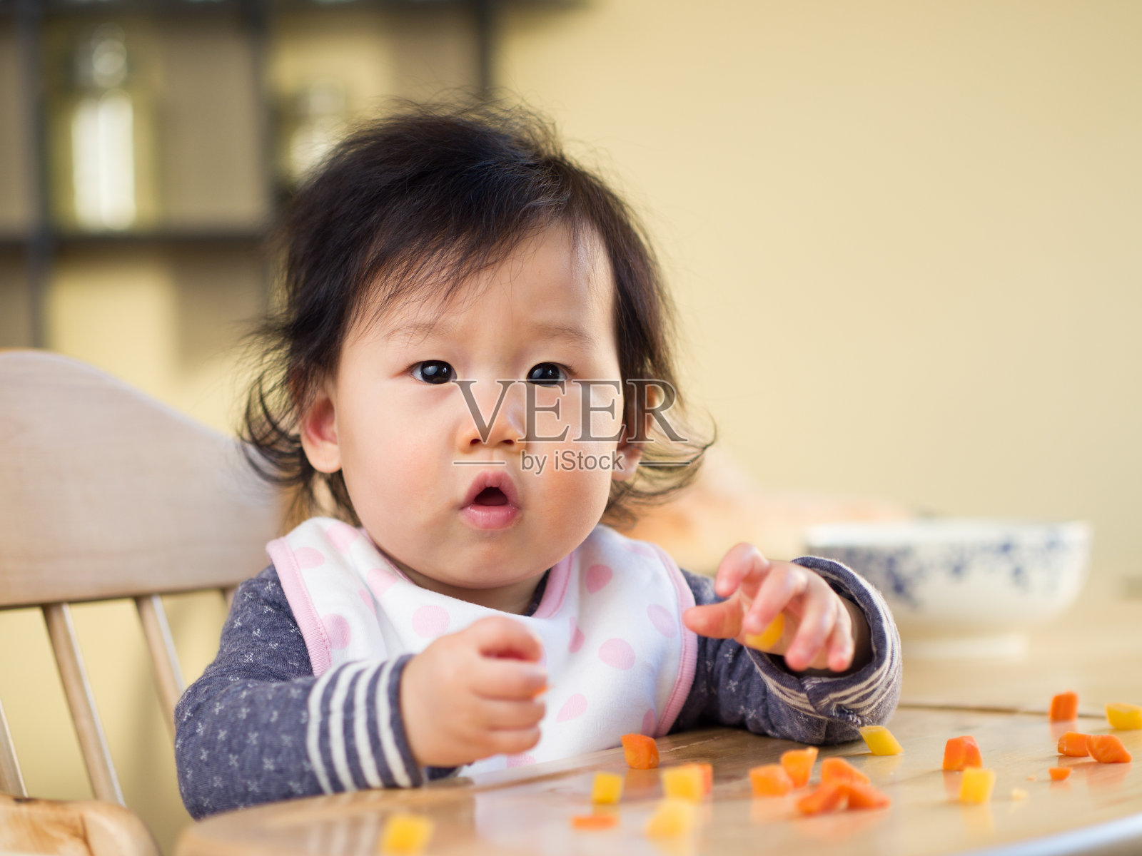 小女孩第一次吃蔬菜照片摄影图片