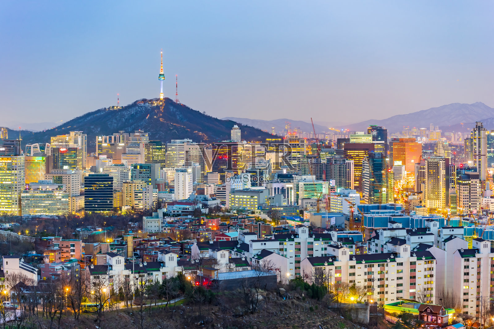 韩国首尔暮色中的城市景观照片摄影图片