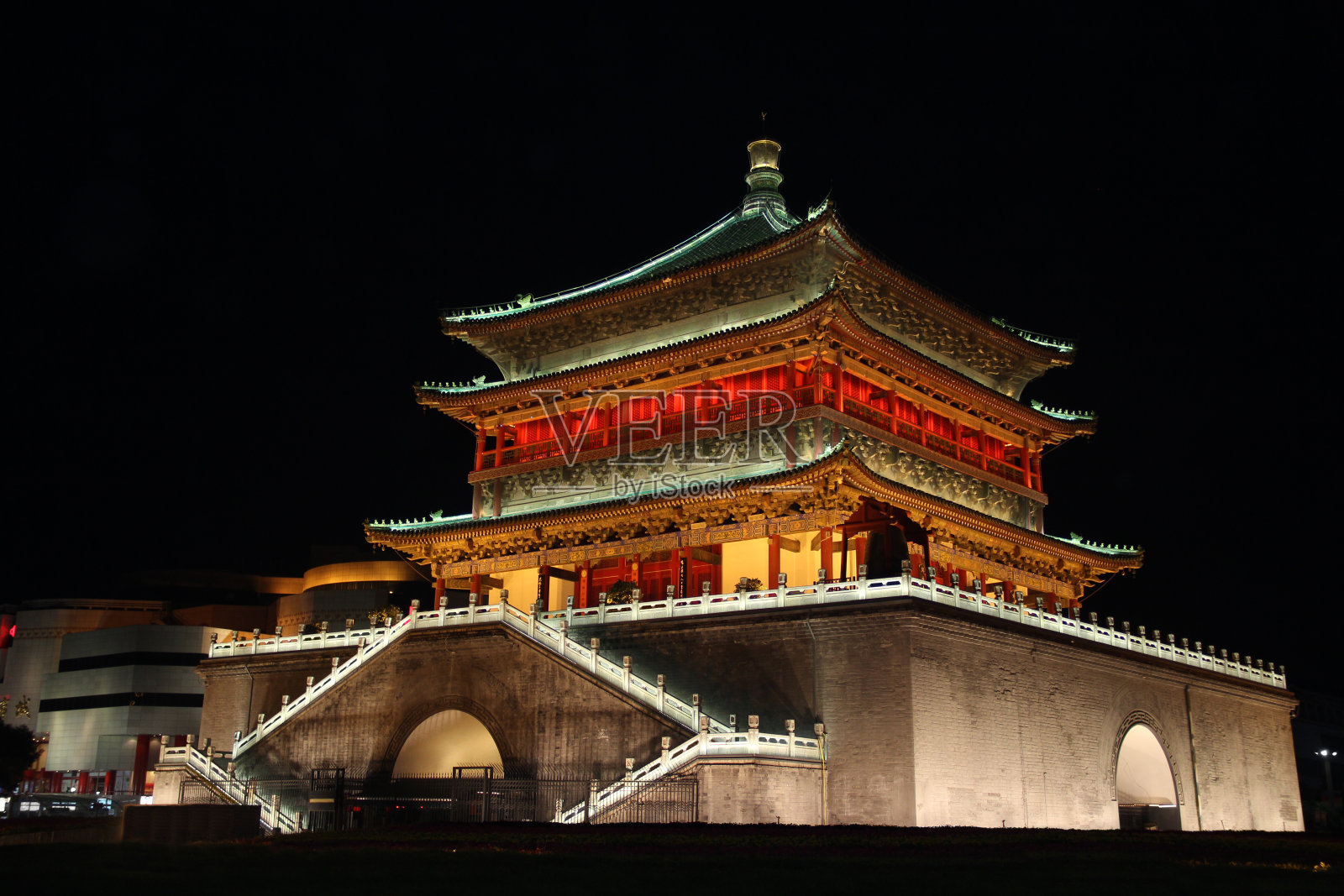夜间照亮中国西安著名的古代钟楼。照片摄影图片
