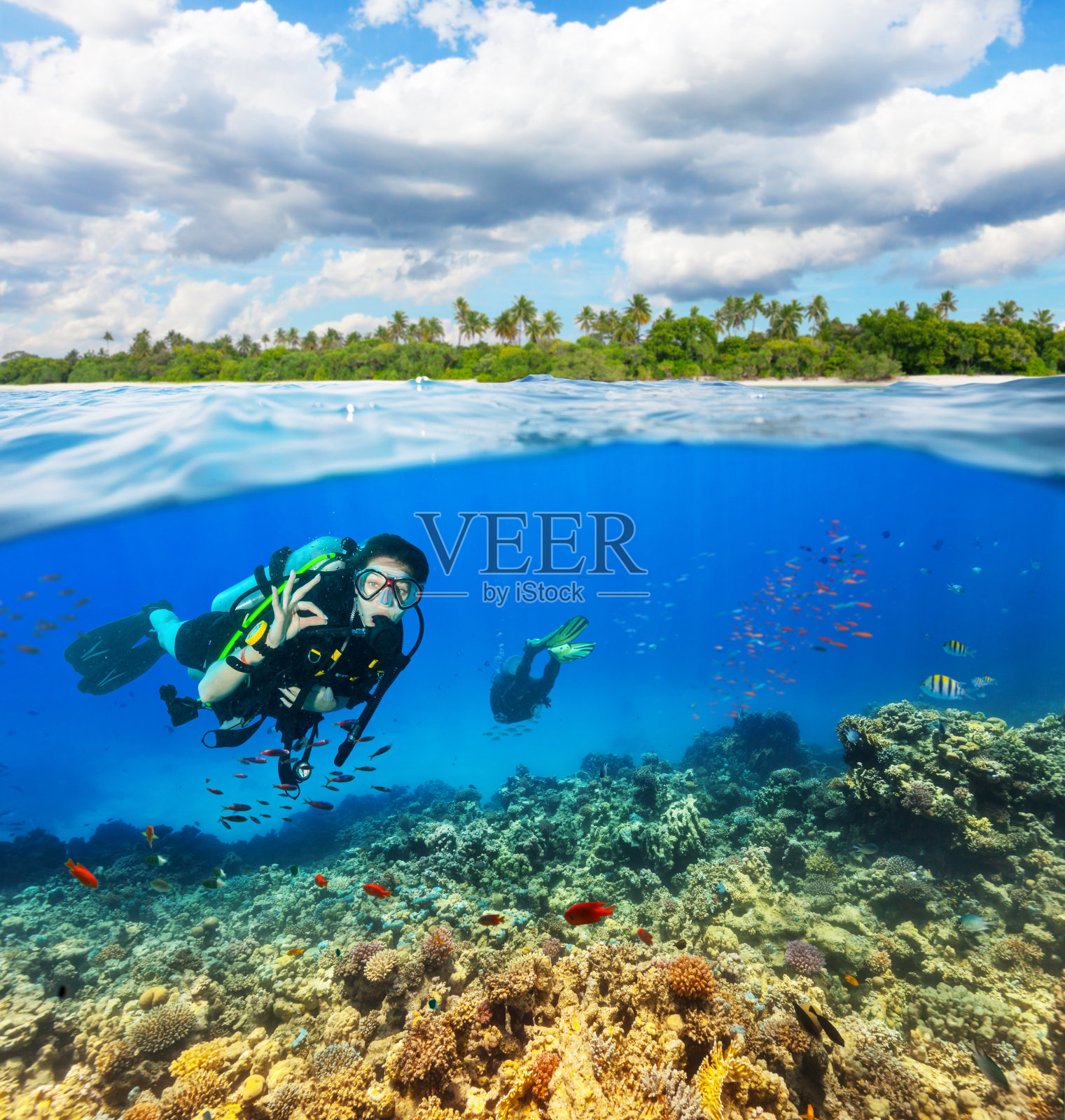 水下珊瑚礁与水肺潜水员照片摄影图片