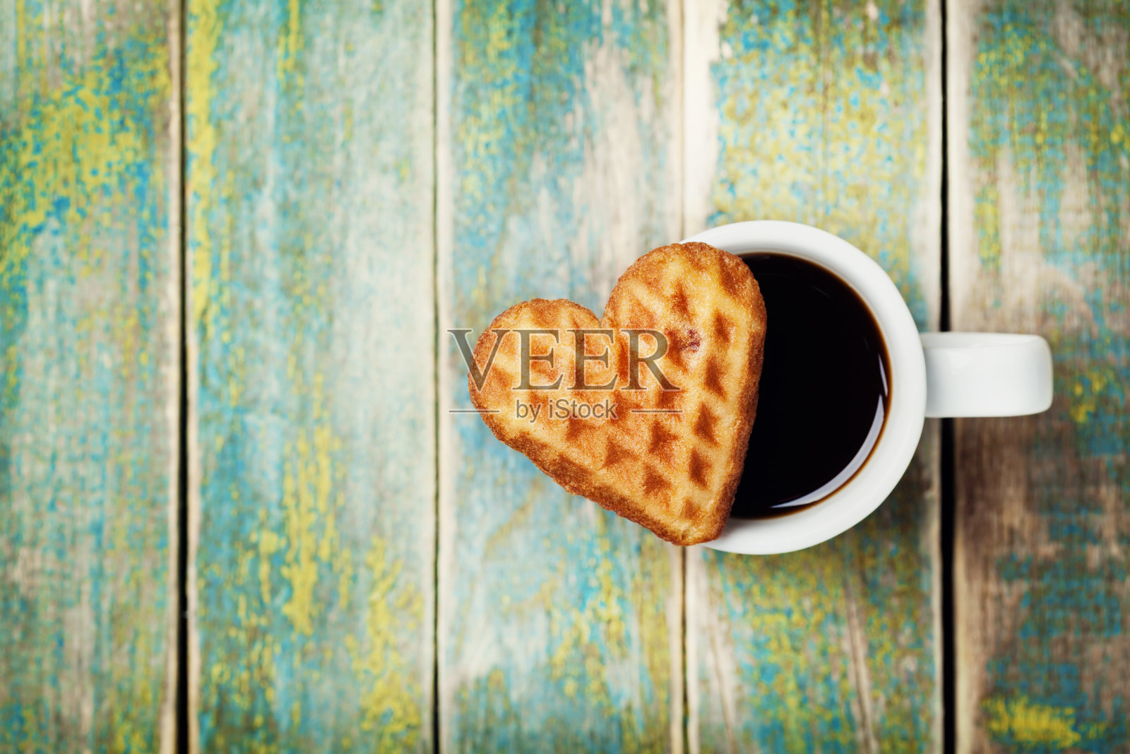 心形的华夫饼干配咖啡，俯视图照片摄影图片