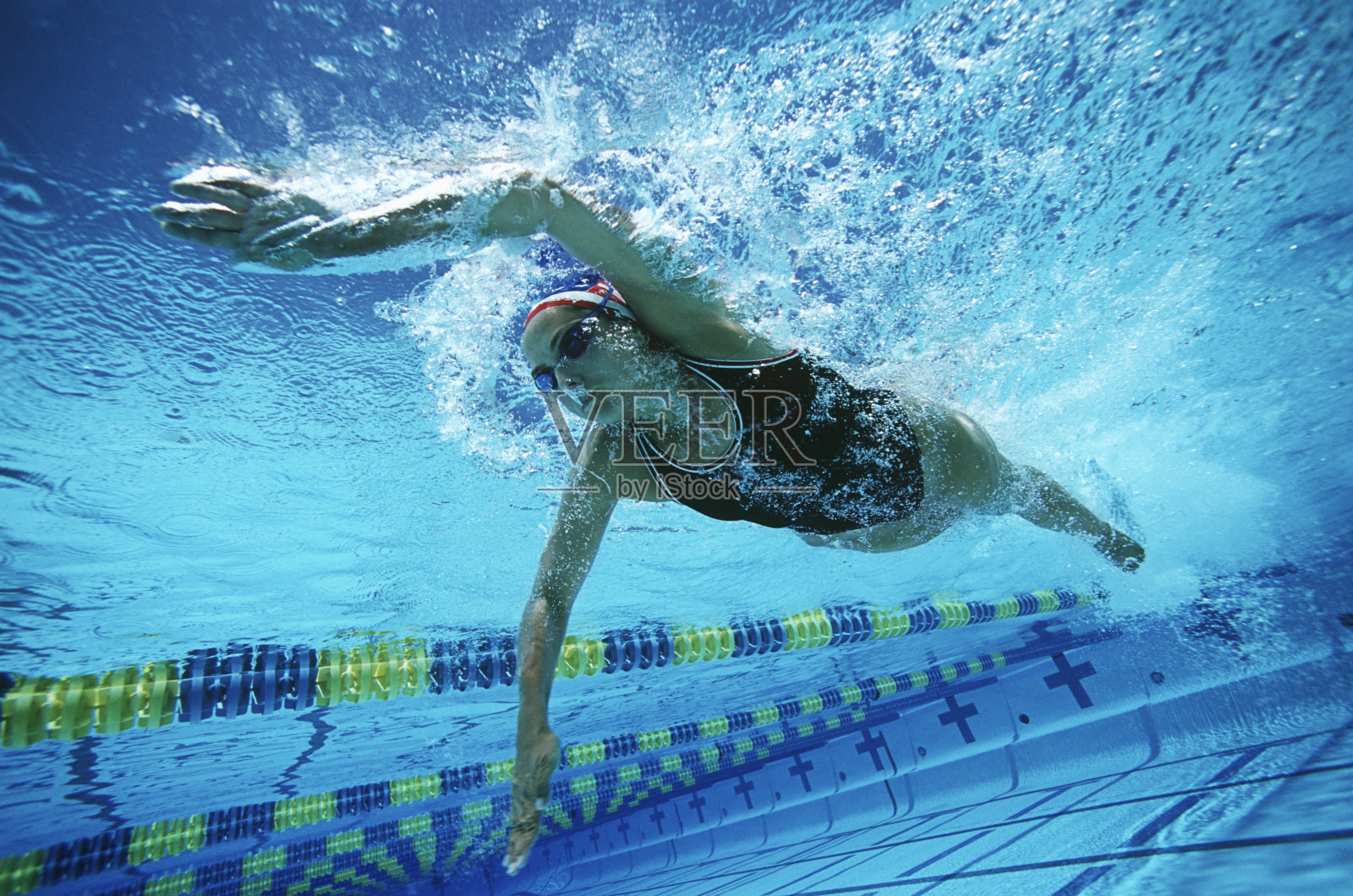 女游泳运动员在游泳池中游泳照片摄影图片