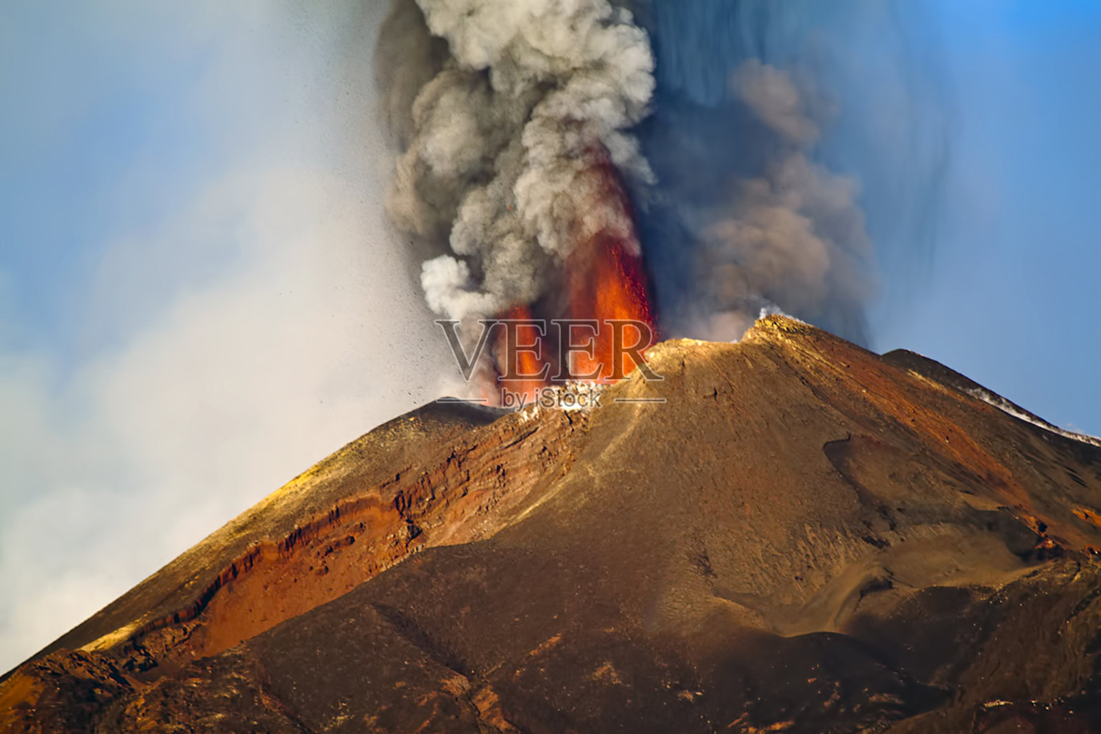 埃特纳火山喷发照片摄影图片