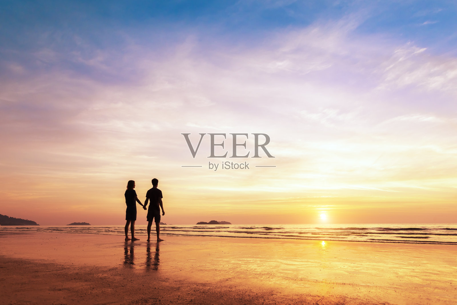 一对情侣一起站在沙滩上思考生活照片摄影图片