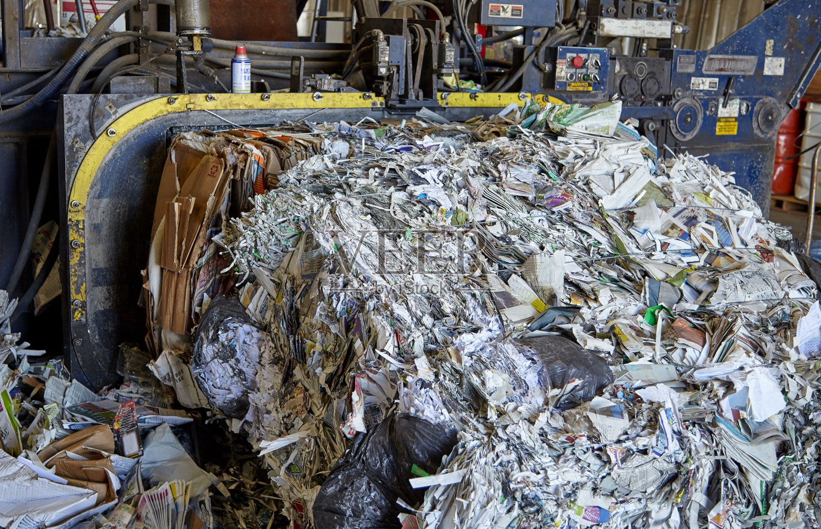 废纸废渣垃圾回收打包机照片摄影图片