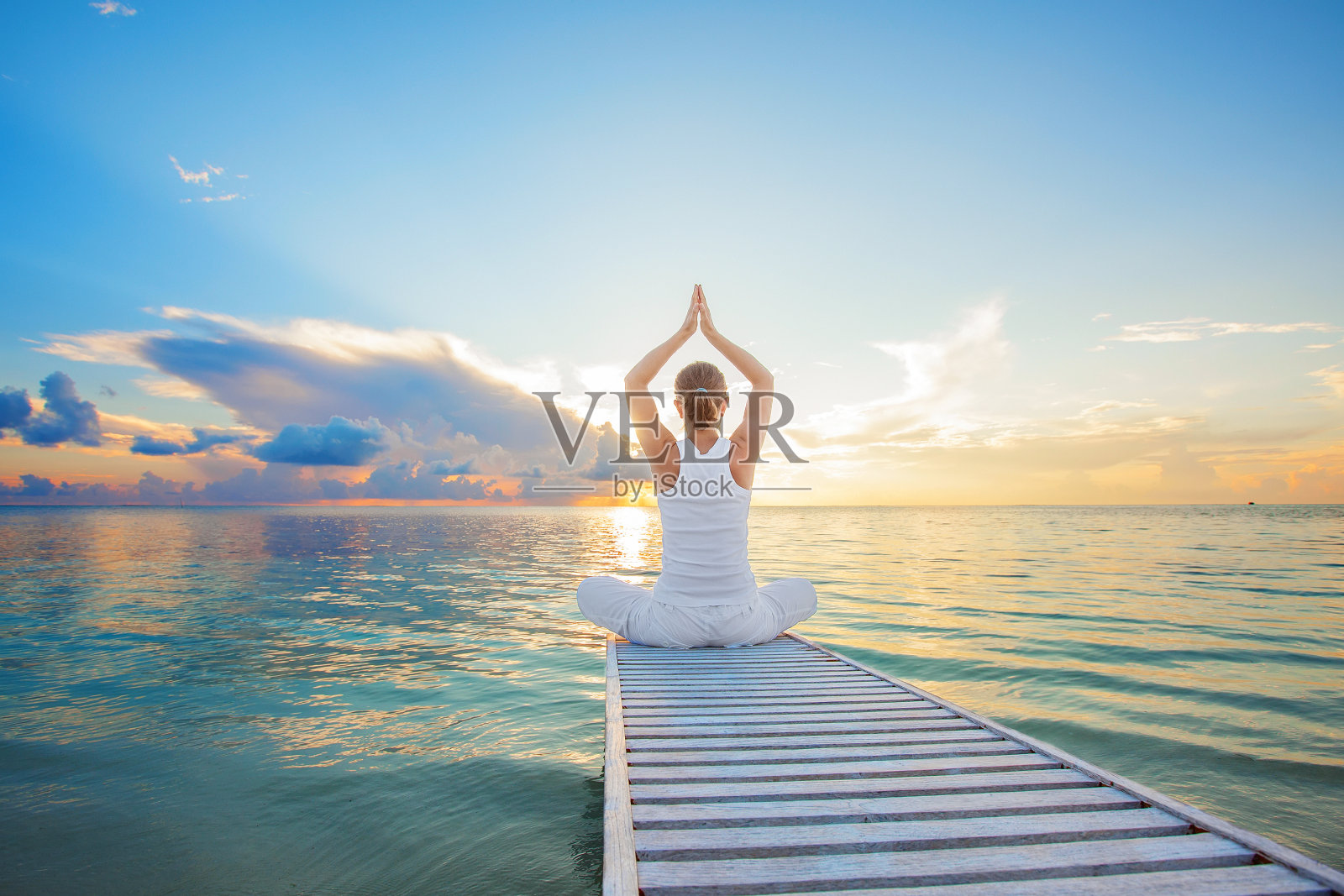 一个在海边练习瑜伽的白人女人照片摄影图片
