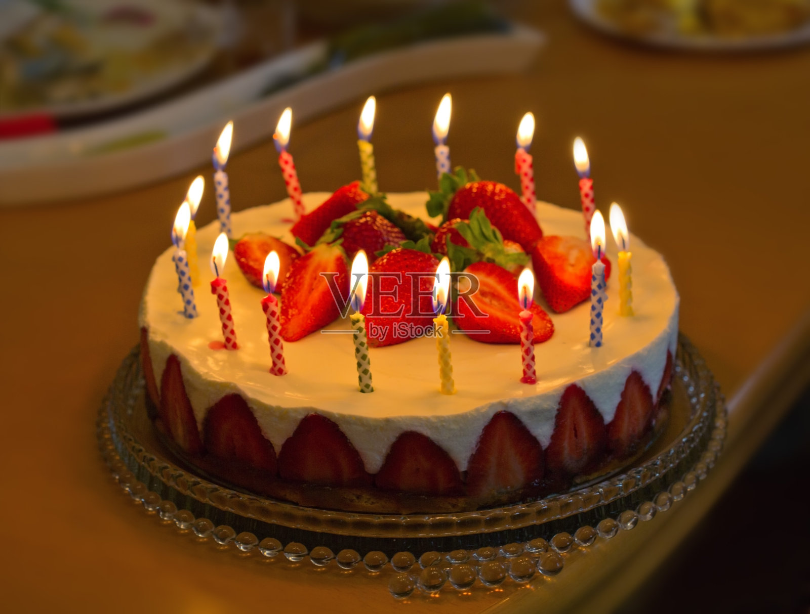 草莓生日蛋糕和蜡烛。照片摄影图片
