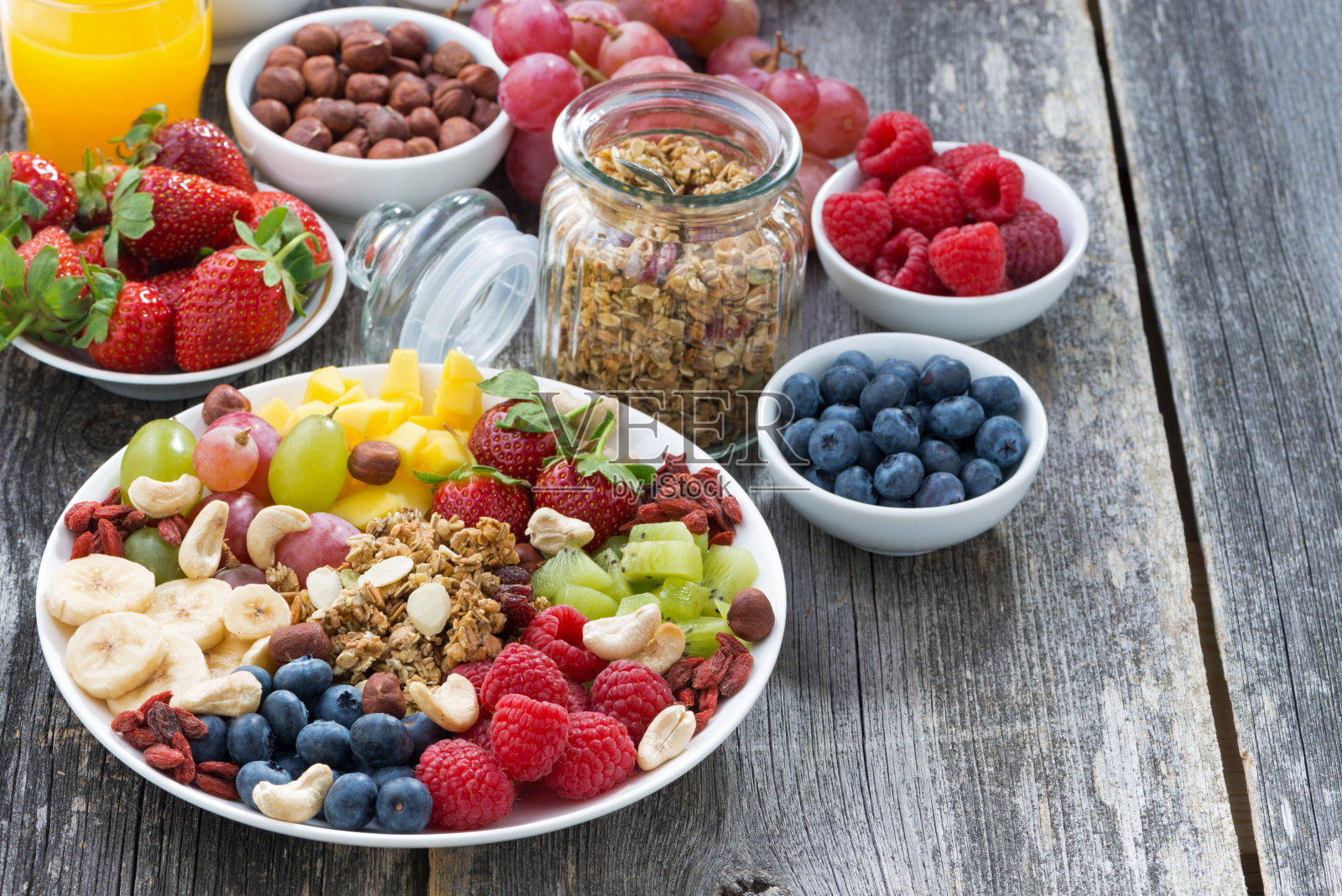 健康早餐的原料:浆果，水果，什锦麦片照片摄影图片
