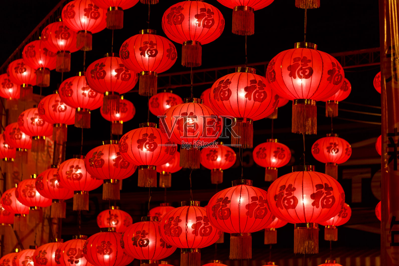 传统的中国新年晚上红灯笼照片摄影图片