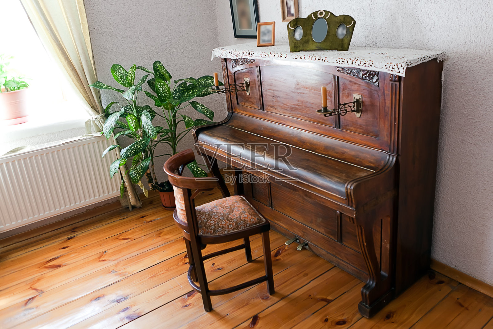 室内有一架古董钢琴照片摄影图片