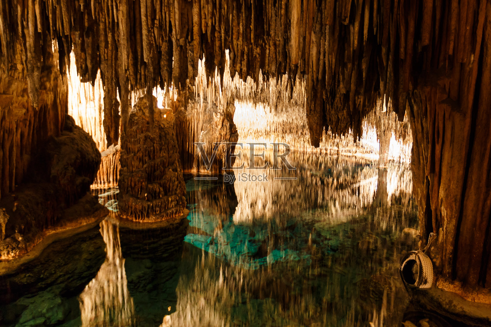 水中倒影的德拉克洞穴照片摄影图片