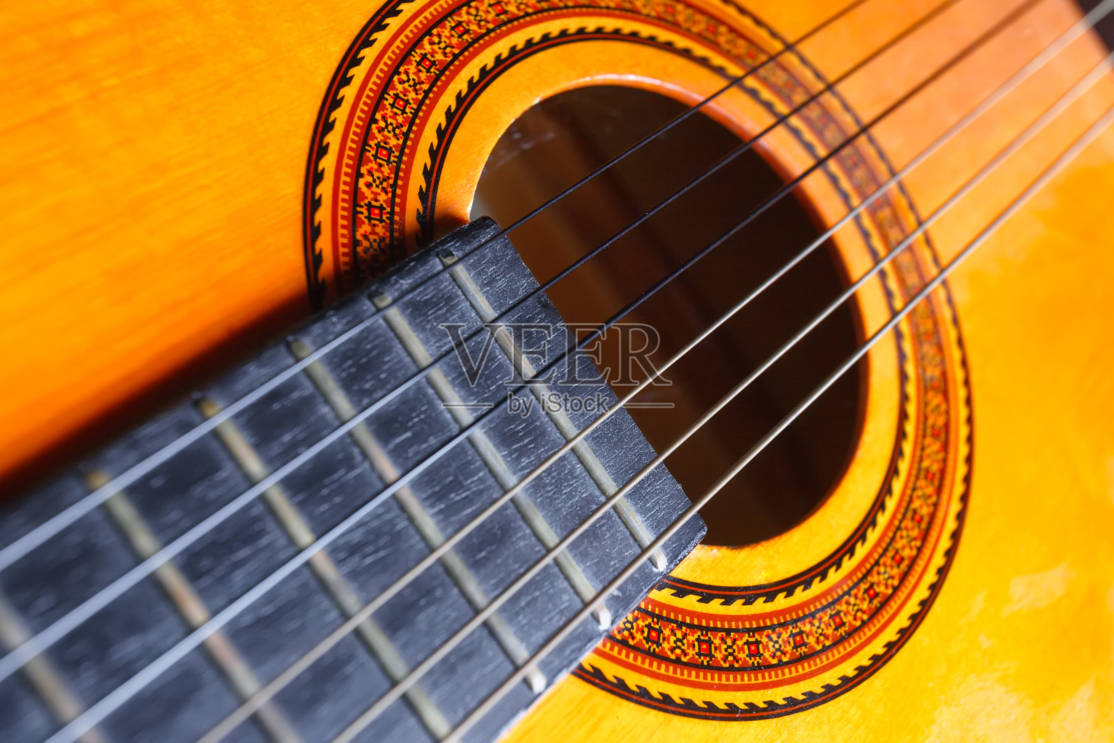 弦，玫瑰和颈部的一个黄色和橙色的吉他。照片摄影图片
