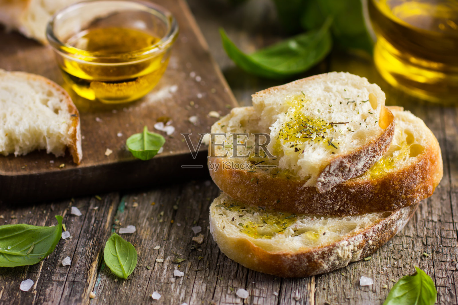 意大利脆皮意大利面包加橄榄油照片摄影图片