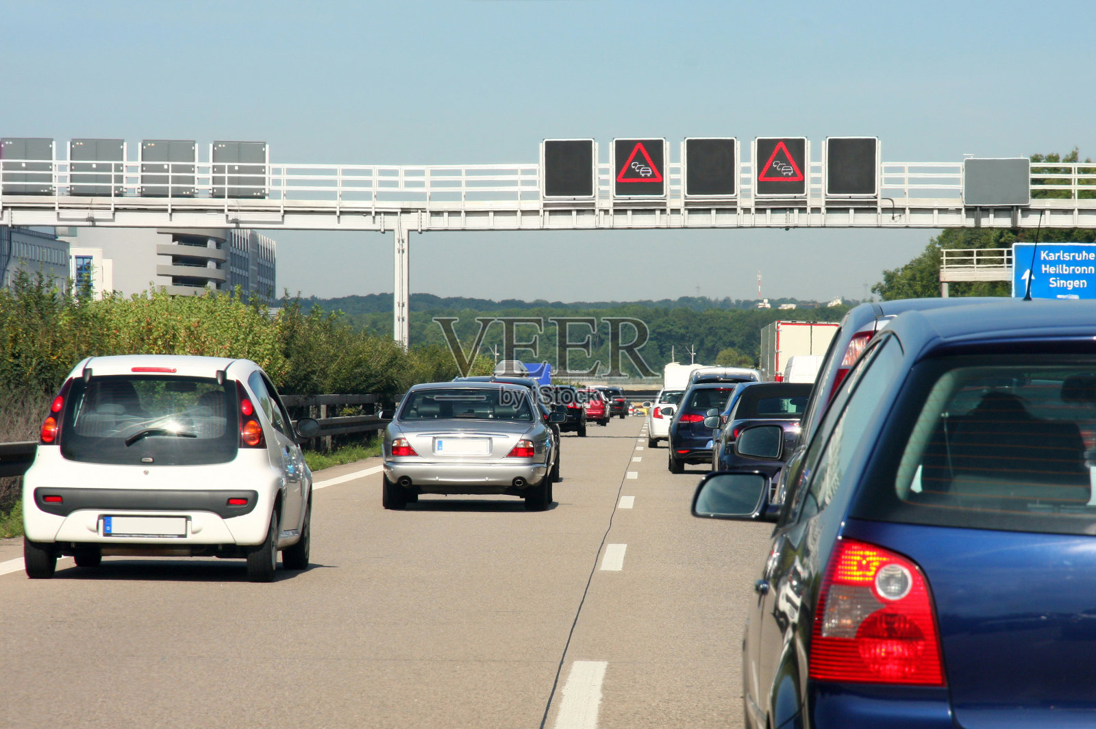 在德国高速公路上，汽车陷入了交通堵塞照片摄影图片