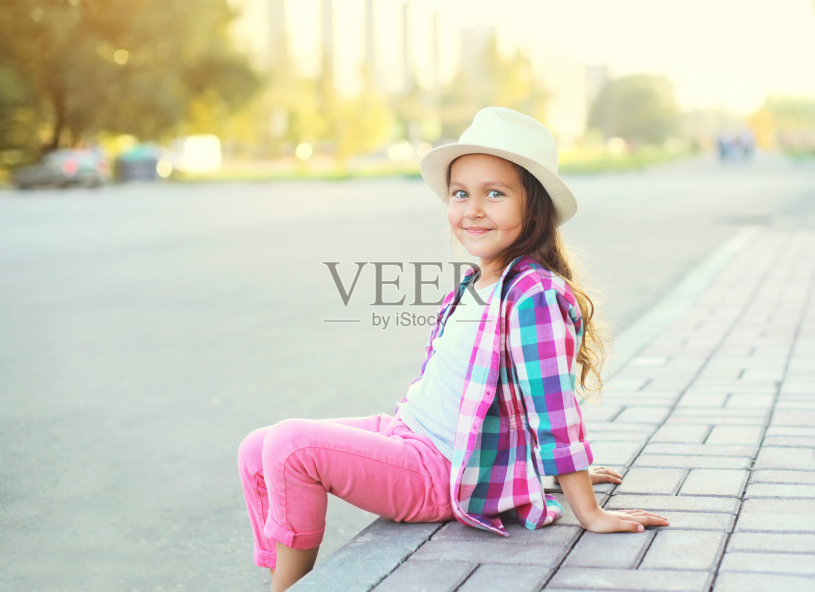 快乐的小女孩穿着衬衫和帽子照片摄影图片