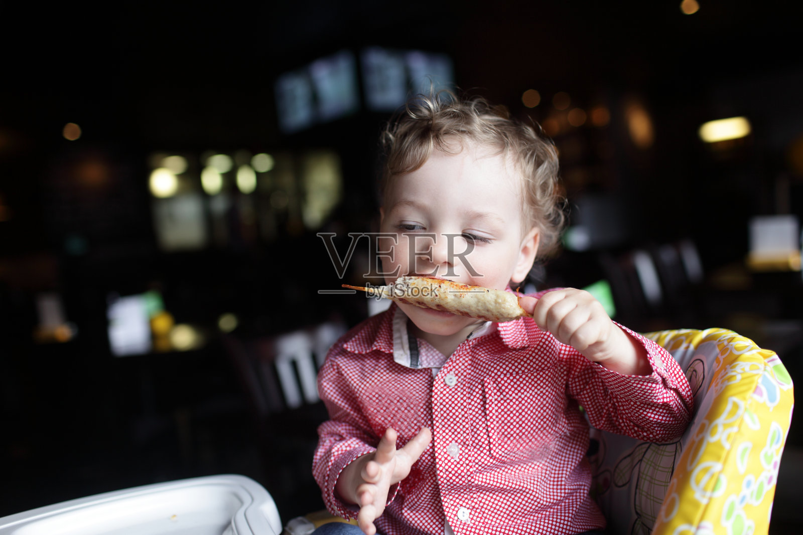 男孩吃烤肉串照片摄影图片