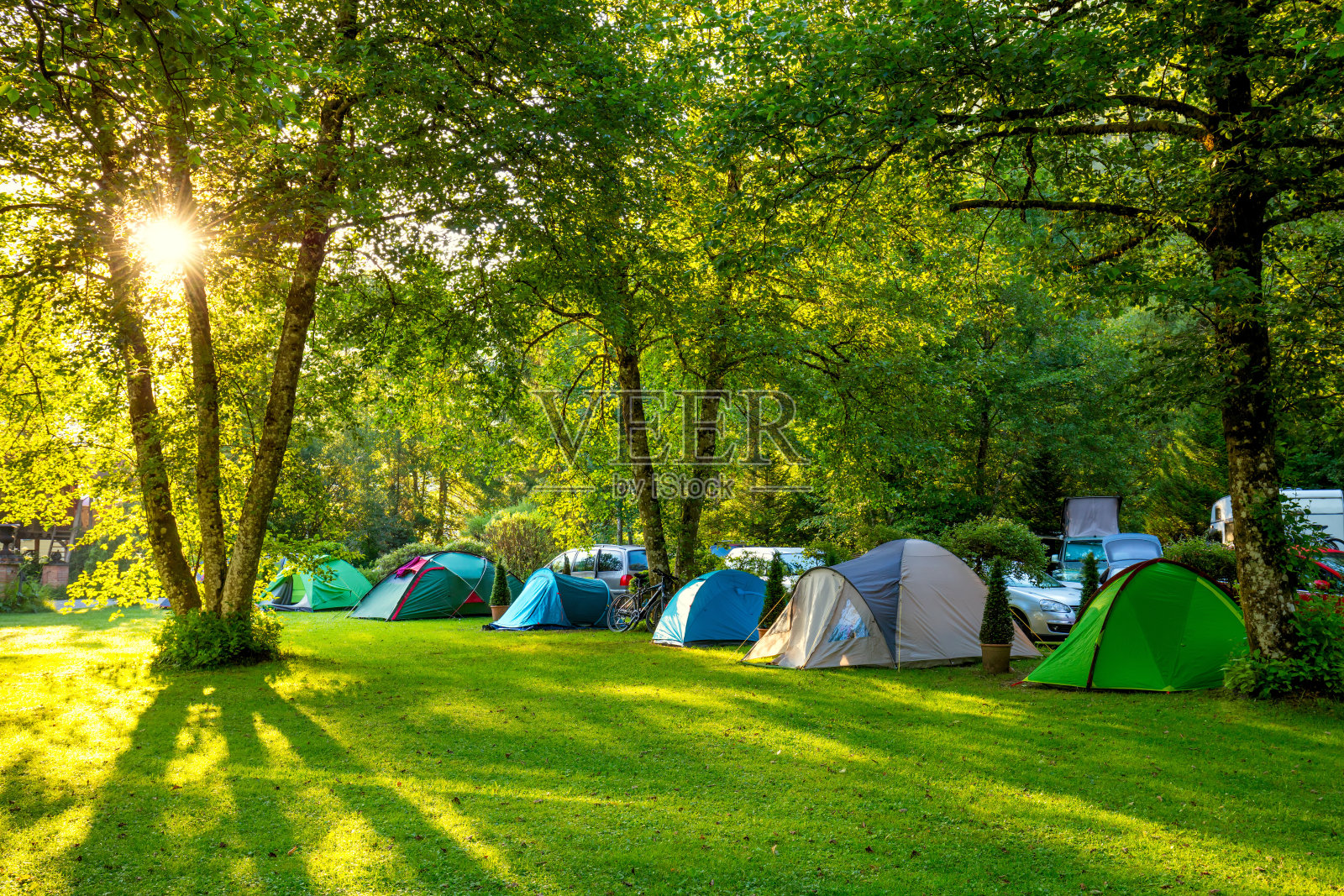 帐篷露营区，清晨，美丽自然的地方照片摄影图片