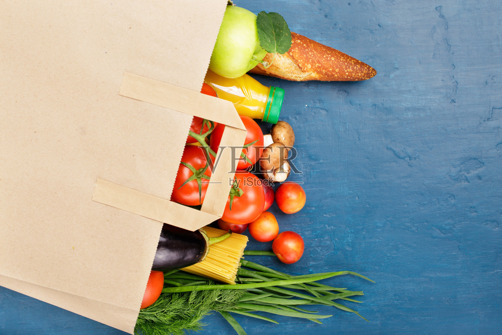 纸袋里装着不同的蔬菜和水果照片摄影图片