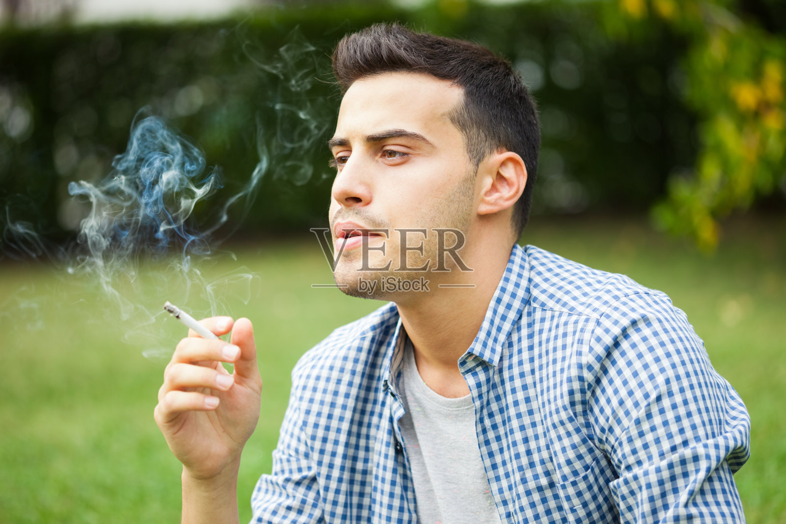 抽烟的男人照片摄影图片