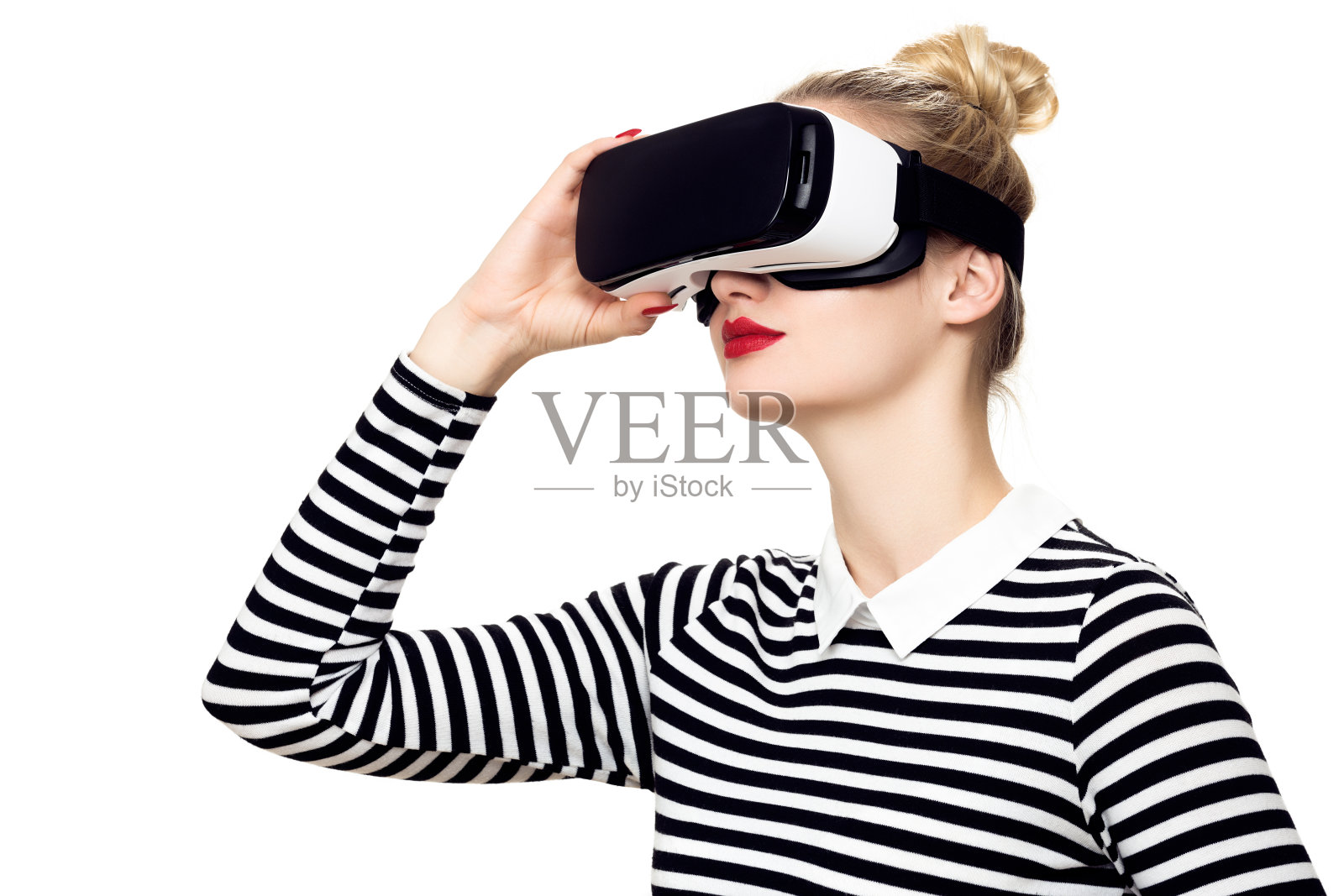 戴着虚拟现实眼镜的女人。虚拟现实的概念。照片摄影图片
