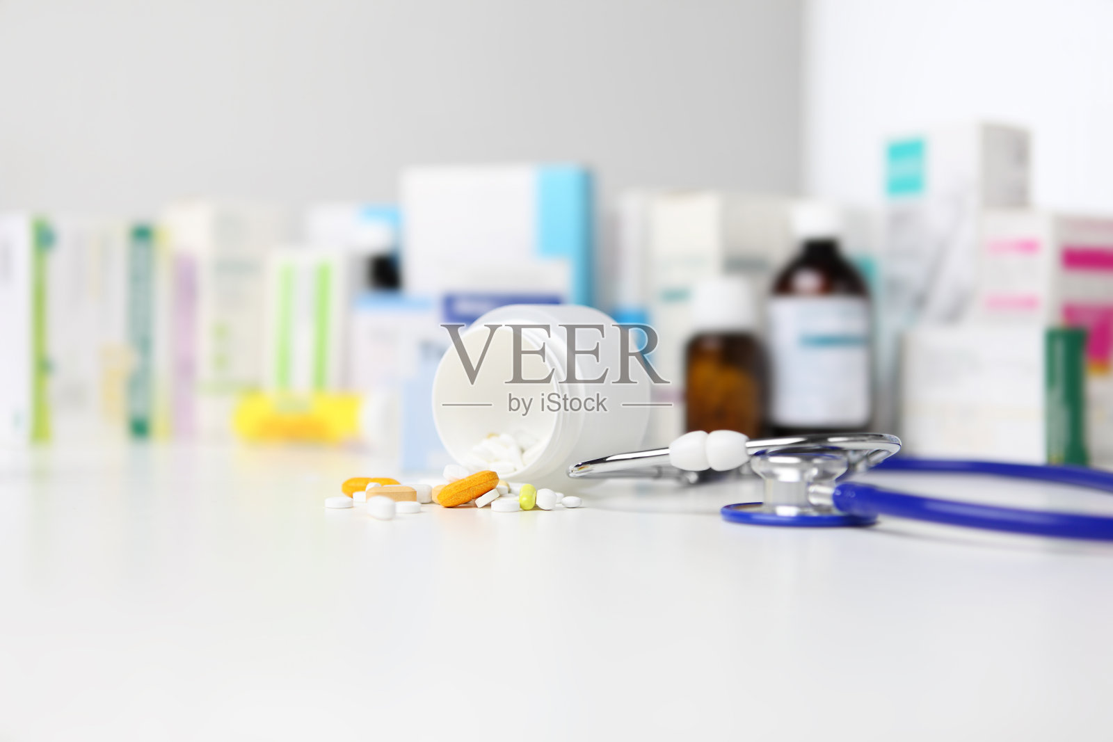 药瓶药丸和胶囊放在桌子上，听诊器，药品和药片盒在背景上照片摄影图片