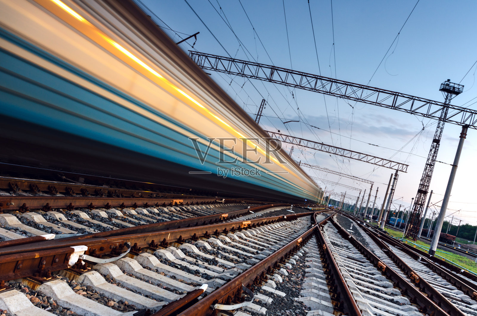 高速列车在轨道上的运动模糊效果照片摄影图片