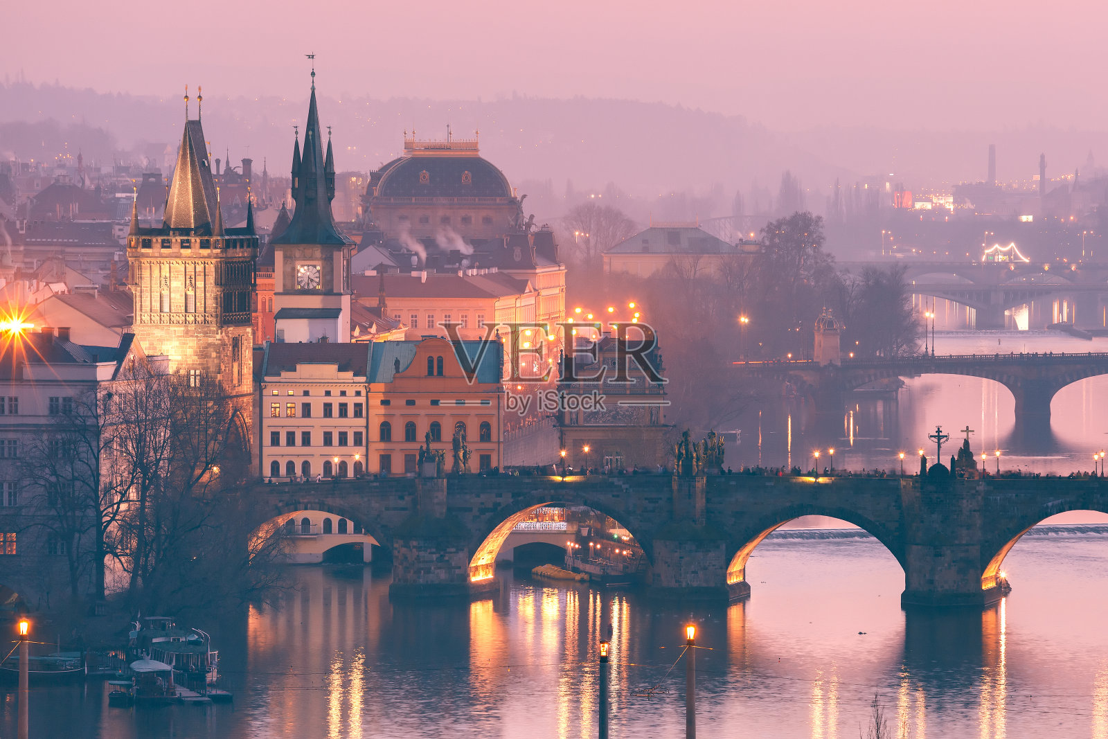 捷克布拉格伏尔塔瓦河上的顶视图桥照片摄影图片