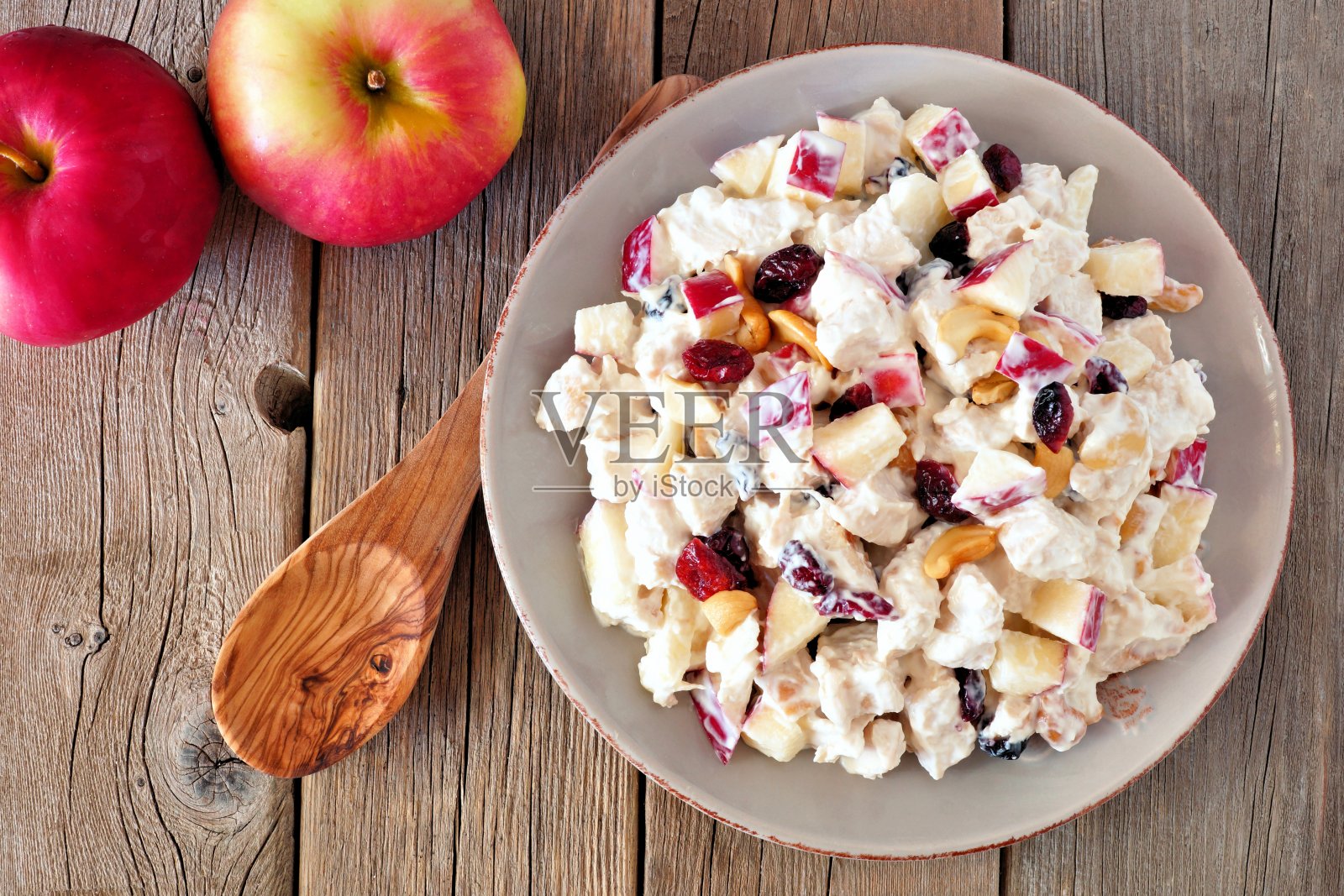 搭配鸡肉、苹果、坚果和蔓越莓的秋季沙拉照片摄影图片
