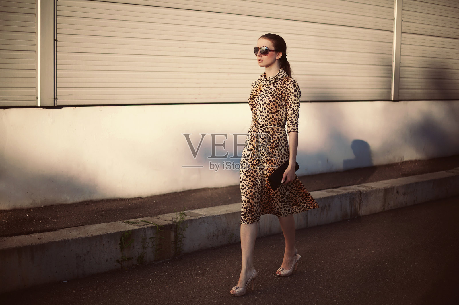 时尚年轻女子穿着豹纹服装在城市照片摄影图片