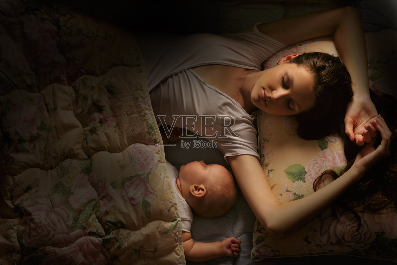 宝宝和妈妈睡得很香照片摄影图片