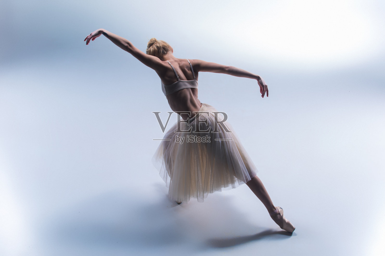 年轻美丽的现代风格舞者摆姿势在一个工作室的背景照片摄影图片