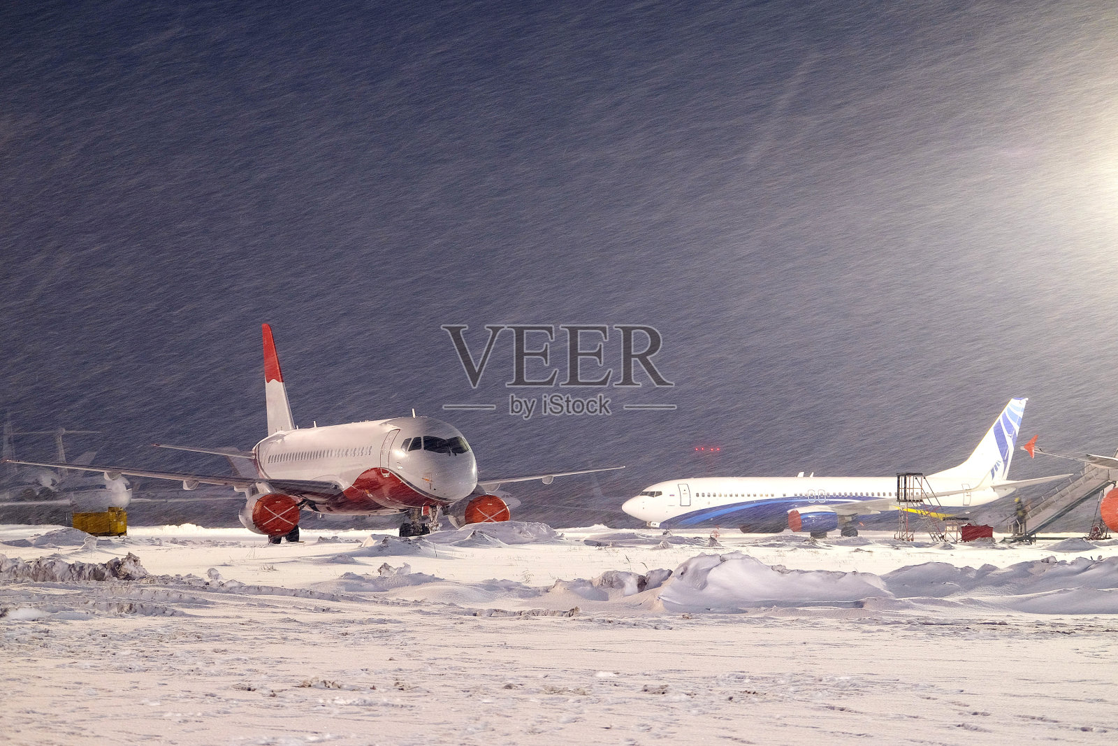 冬天，商业飞机停在机场照片摄影图片