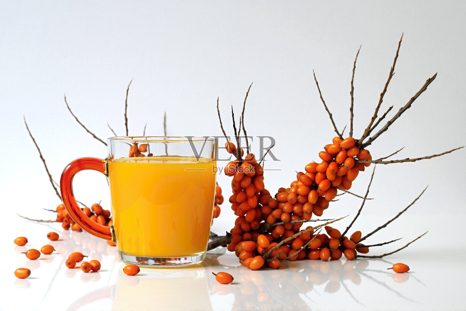 由新鲜沙棘橙浆果制成的健康饮料。照片摄影图片