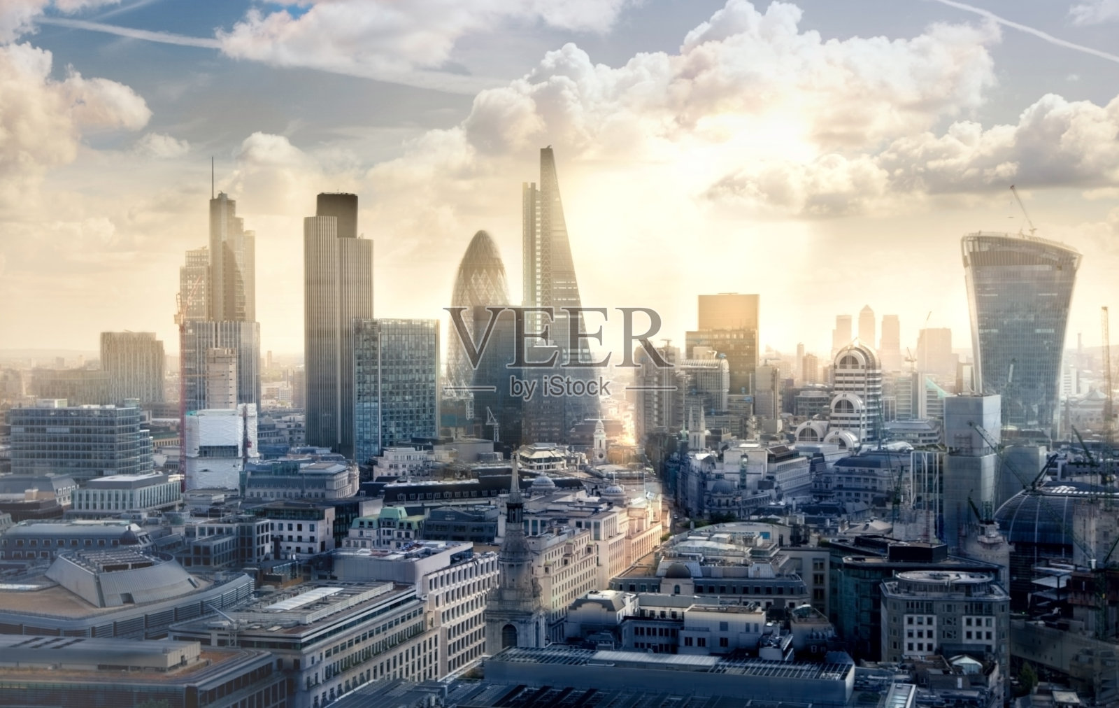 日落时分，伦敦金融城商业和银行业的咏叹调照片摄影图片
