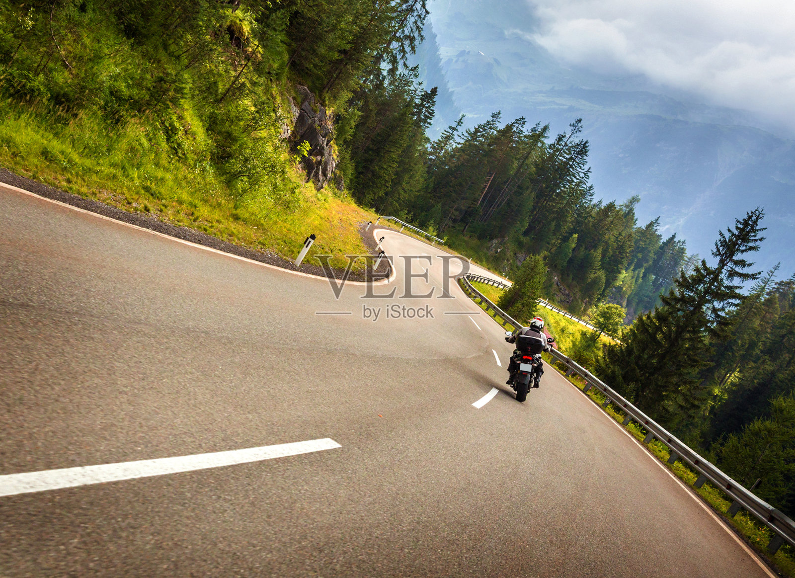 奥地利山区的自行车手照片摄影图片