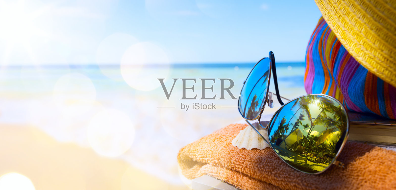 草帽，包和太阳眼镜在热带海滩照片摄影图片
