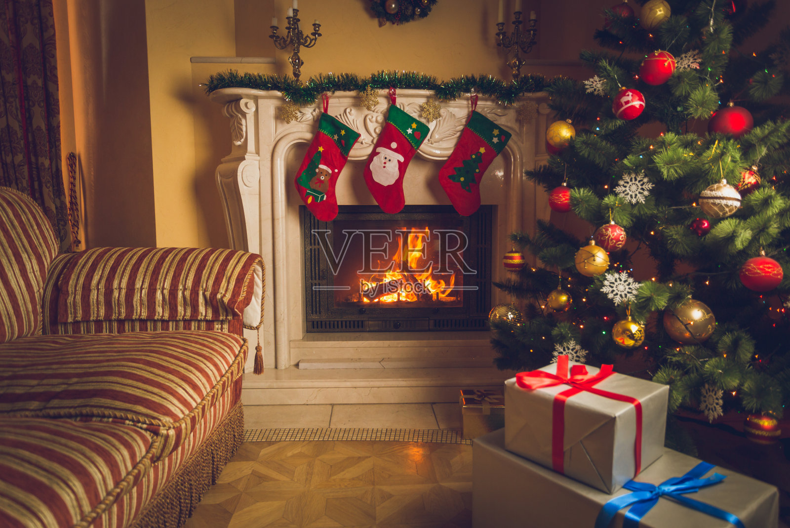 客厅里有燃烧的壁炉和装饰过的圣诞树照片摄影图片