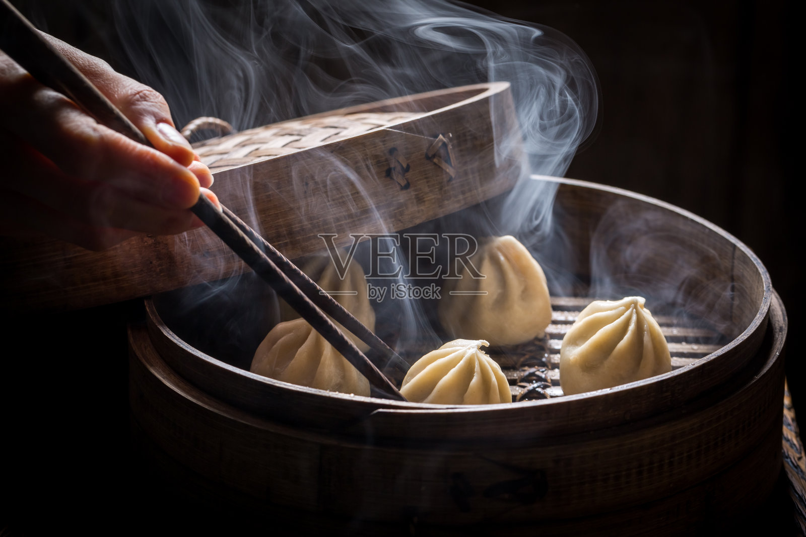在蒸笼里煮的和热的中国饺子照片摄影图片