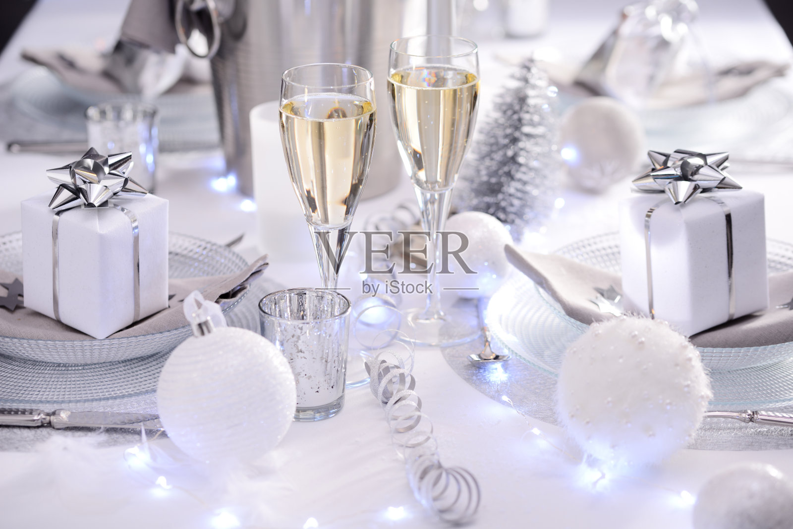 银白色除夕圣诞豪华餐厅餐桌香槟照片摄影图片