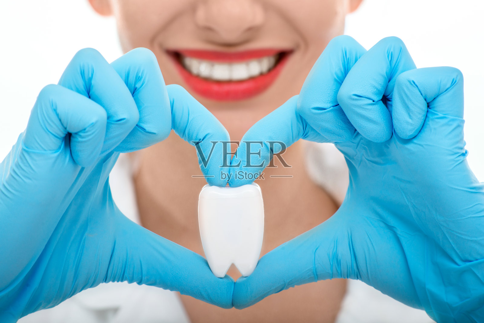 牙医的肖像与牙齿在白色的背景照片摄影图片